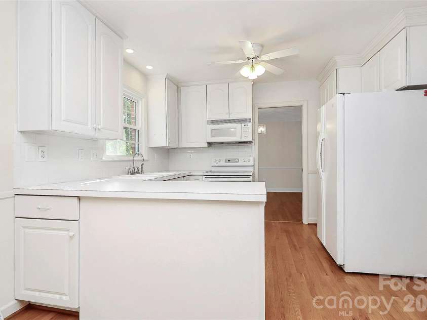 7501 Folger Drive, Charlotte, NC 28226.  MLS# CAR4325075, YatesRealty ID 4232. Kitchen