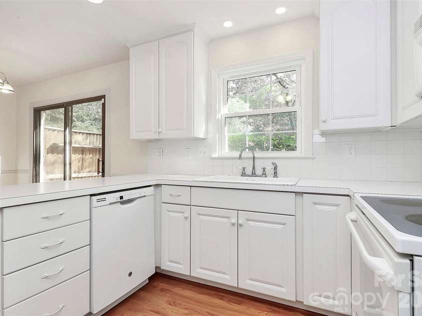 7501 Folger Drive, Charlotte, NC 28226.  MLS# CAR4325075, YatesRealty ID 4232. Kitchen