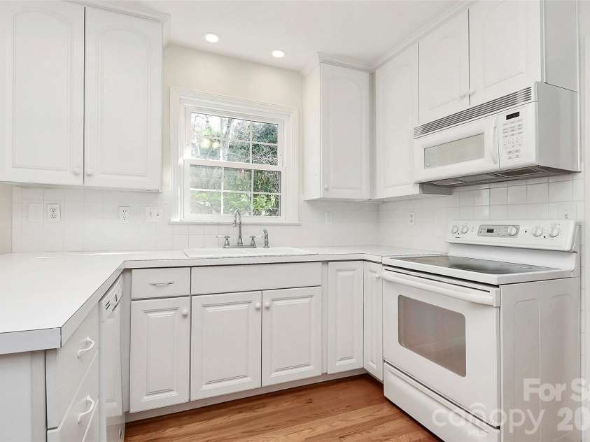 7501 Folger Drive, Charlotte, NC 28226.  MLS# CAR4325075, YatesRealty ID 4232. Kitchen