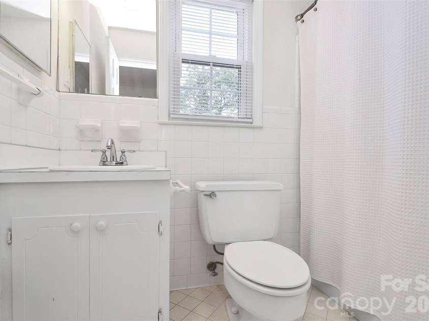 7501 Folger Drive, Charlotte, NC 28226.  MLS# CAR4325075, YatesRealty ID 4232. Primary bath
