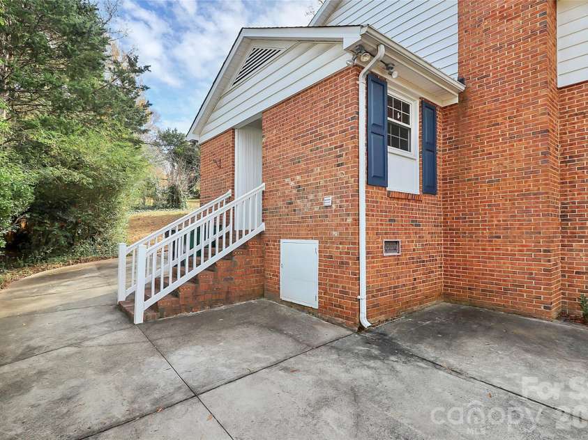 7501 Folger Drive, Charlotte, NC 28226.  MLS# CAR4325075, YatesRealty ID 4232. Side entrance