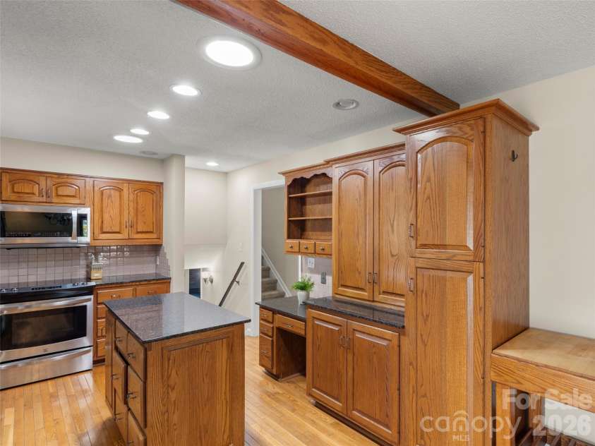 8 English Place, Candler, NC 28715.  MLS# CAR4411536, YatesRealty ID 42327. 