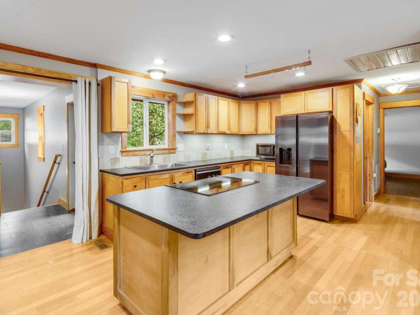 10 Davenport Place, Asheville, NC 28806.  MLS# CAR4383059, YatesRealty ID 42328. 