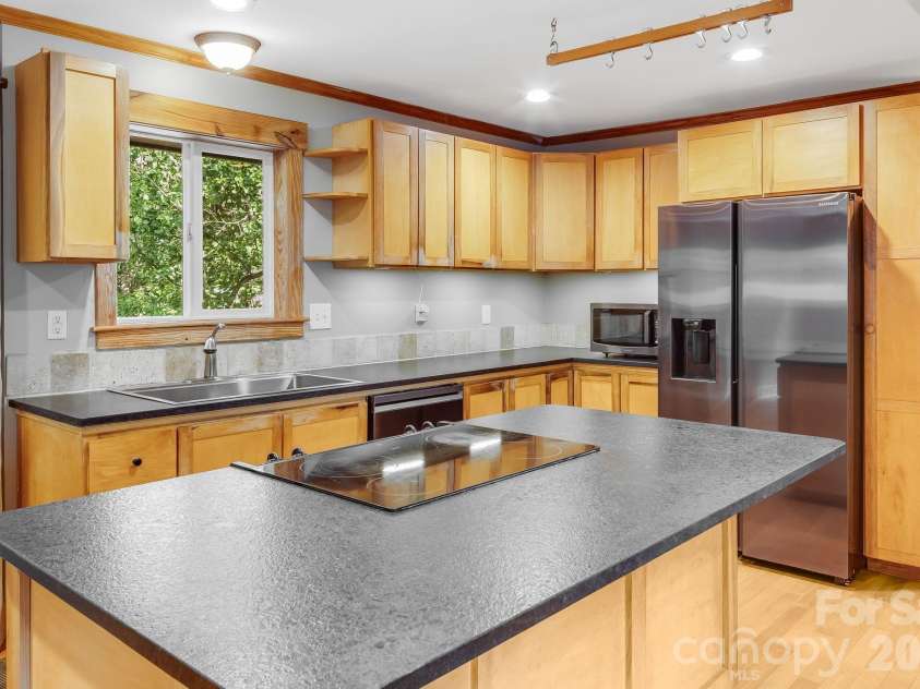 10 Davenport Place, Asheville, NC 28806.  MLS# CAR4383059, YatesRealty ID 42328. 
