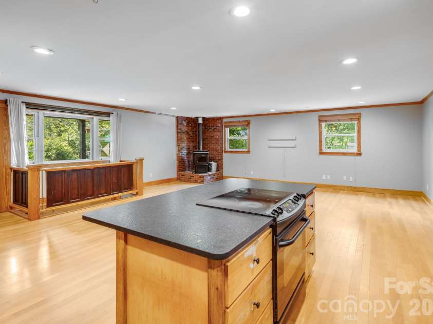 10 Davenport Place, Asheville, NC 28806.  MLS# CAR4383059, YatesRealty ID 42328. 