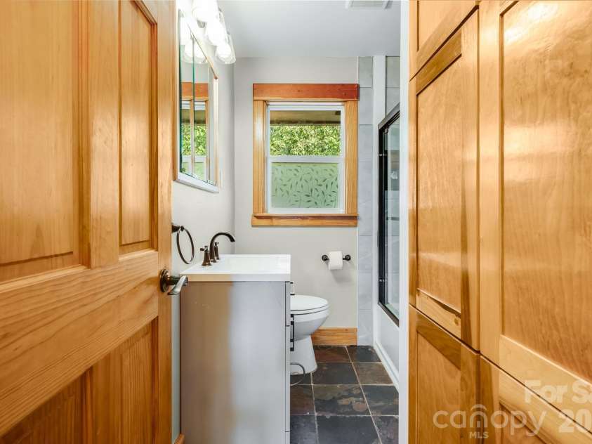 10 Davenport Place, Asheville, NC 28806.  MLS# CAR4383059, YatesRealty ID 42328. 