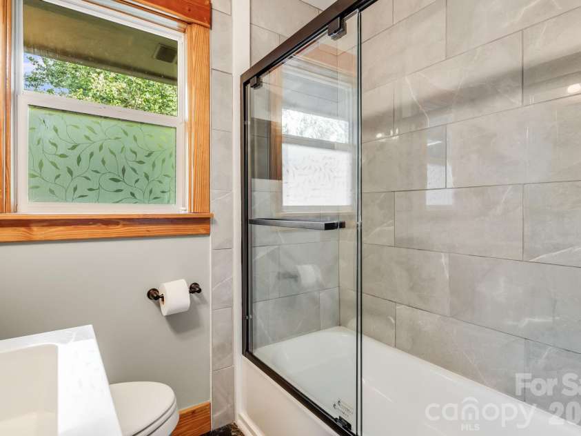 10 Davenport Place, Asheville, NC 28806.  MLS# CAR4383059, YatesRealty ID 42328. 
