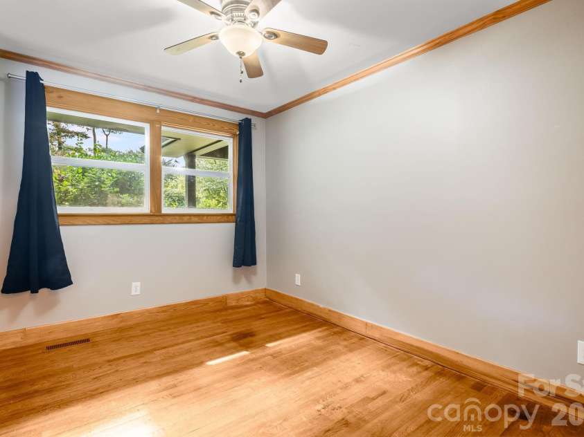 10 Davenport Place, Asheville, NC 28806.  MLS# CAR4383059, YatesRealty ID 42328. 