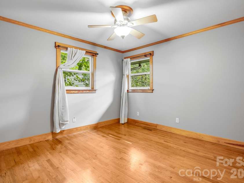 10 Davenport Place, Asheville, NC 28806.  MLS# CAR4383059, YatesRealty ID 42328. 