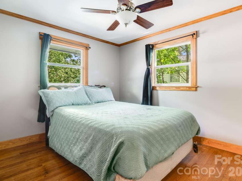 10 Davenport Place, Asheville, NC 28806.  MLS# CAR4383059, YatesRealty ID 42328. 