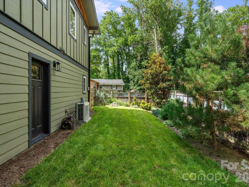 10 Davenport Place, Asheville, NC 28806.  MLS# CAR4383059, YatesRealty ID 42328. 
