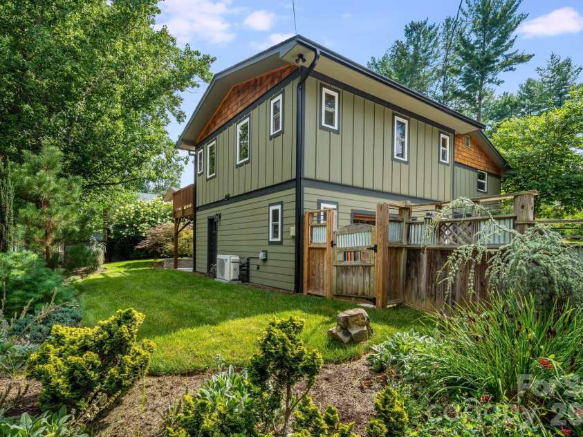 10 Davenport Place, Asheville, NC 28806.  MLS# CAR4383059, YatesRealty ID 42328. 
