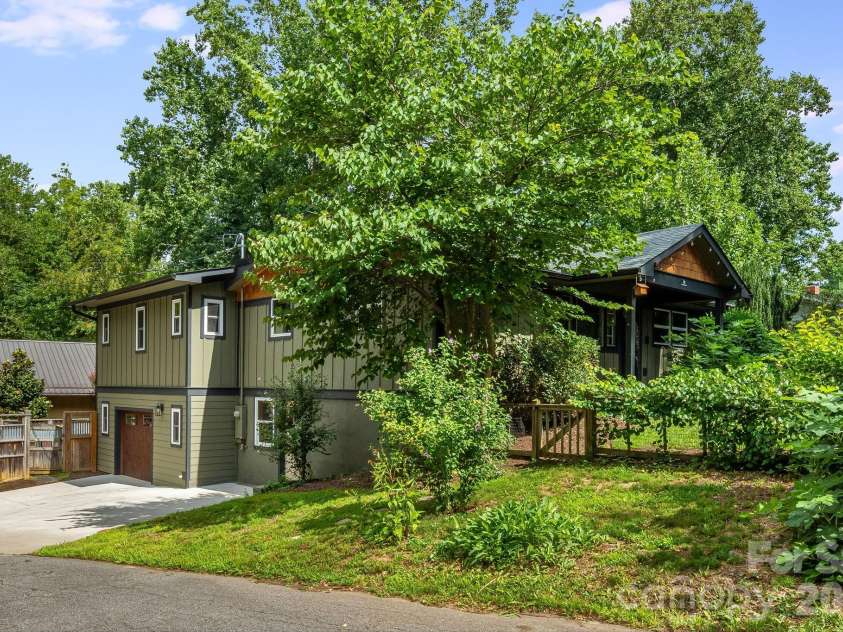 10 Davenport Place, Asheville, NC 28806.  MLS# CAR4383059, YatesRealty ID 42328. 