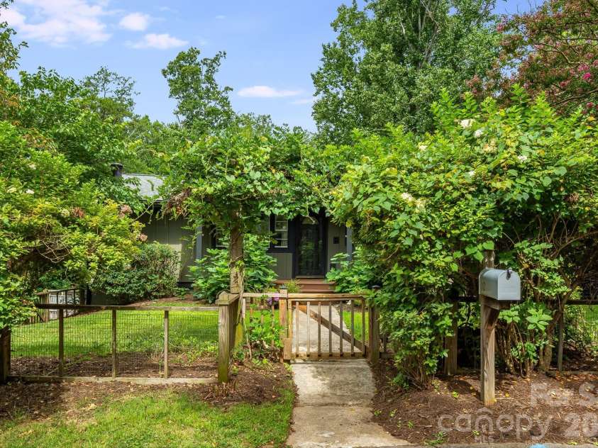 10 Davenport Place, Asheville, NC 28806.  MLS# CAR4383059, YatesRealty ID 42328. 