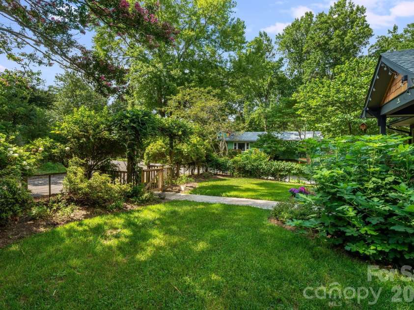 10 Davenport Place, Asheville, NC 28806.  MLS# CAR4383059, YatesRealty ID 42328. 
