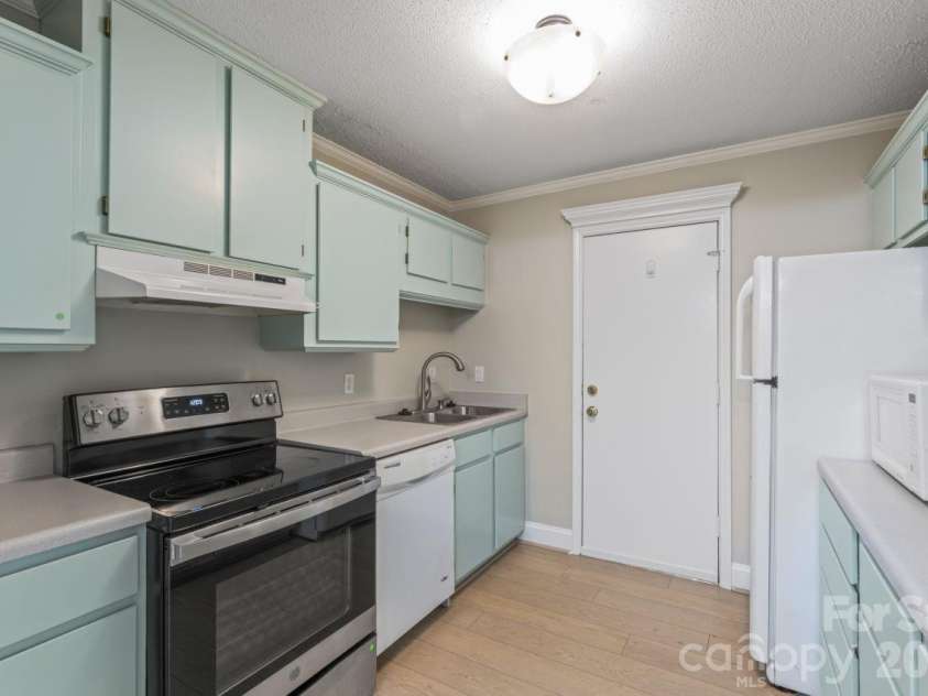 4747 Hedgemore Drive, Charlotte, NC 28209.  MLS# CAR4338250, YatesRealty ID 4233. 