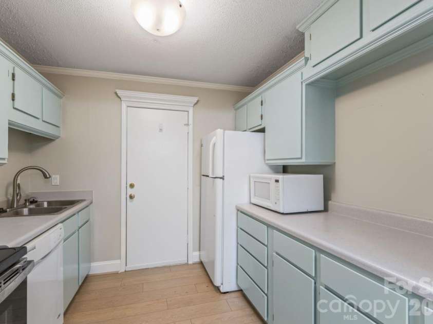 4747 Hedgemore Drive, Charlotte, NC 28209.  MLS# CAR4338250, YatesRealty ID 4233. 