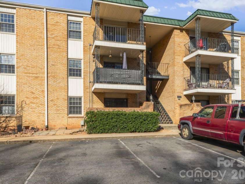 4747 Hedgemore Drive, Charlotte, NC 28209.  MLS# CAR4338250, YatesRealty ID 4233. 