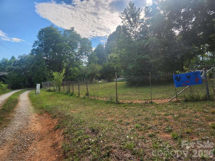 2283 Harbinson Lane, Morganton, NC 28655.  MLS# CAR4402037, YatesRealty ID 42331. Driveway