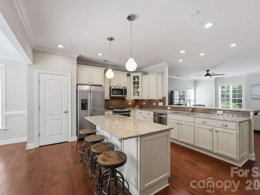 18609 Boulder Rock Loop, Davidson, NC 28036.  MLS# CAR4411962, YatesRealty ID 42335. A well-designed kitchen with plentiful countertops and room for multiple cooks.