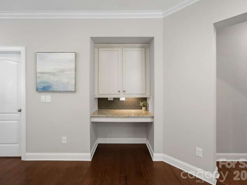 18609 Boulder Rock Loop, Davidson, NC 28036.  MLS# CAR4411962, YatesRealty ID 42335. Convenient built-in workspace provides an ideal spot for work, study, or household organization.