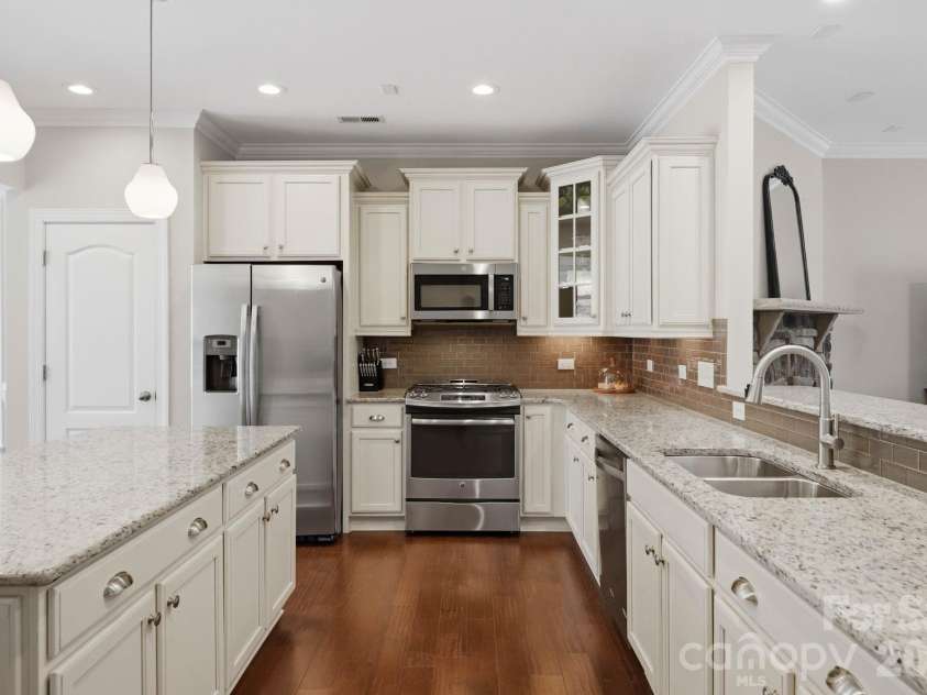 18609 Boulder Rock Loop, Davidson, NC 28036.  MLS# CAR4411962, YatesRealty ID 42335. Expansive countertops provide abundant space for meal preparation, serving, and entertaining.