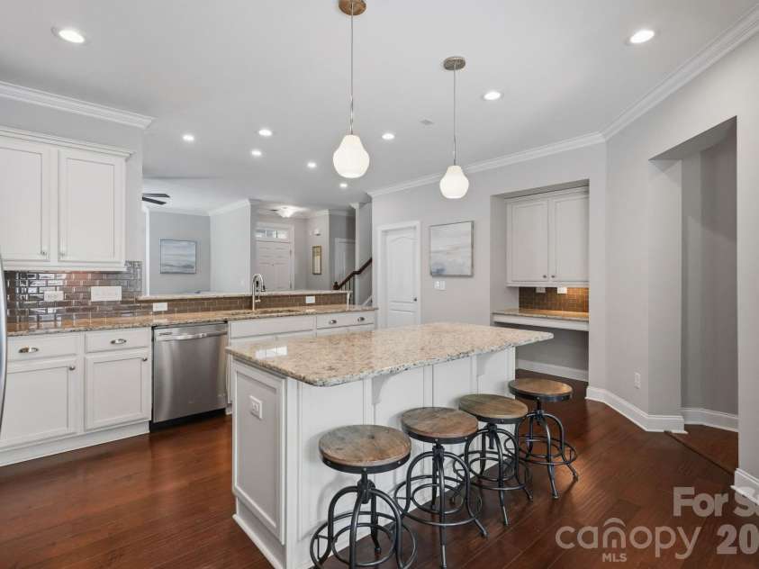 18609 Boulder Rock Loop, Davidson, NC 28036.  MLS# CAR4411962, YatesRealty ID 42335. Generous island seating and an open layout make the kitchen ideal for everyday living and entertaining.