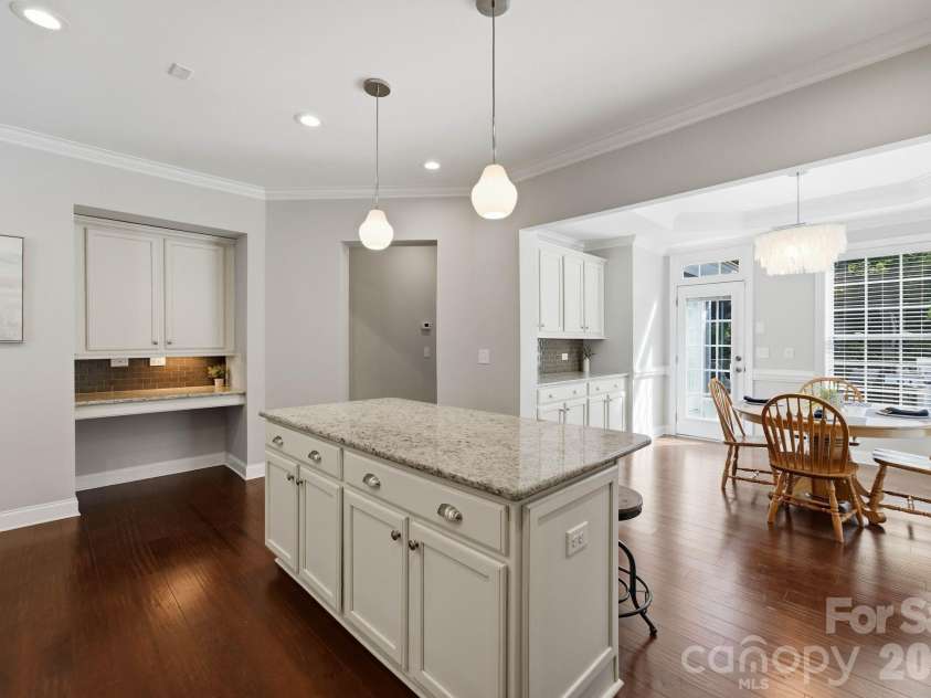 18609 Boulder Rock Loop, Davidson, NC 28036.  MLS# CAR4411962, YatesRealty ID 42335. Generous island seating and an open layout make the kitchen ideal for everyday living and entertaining.