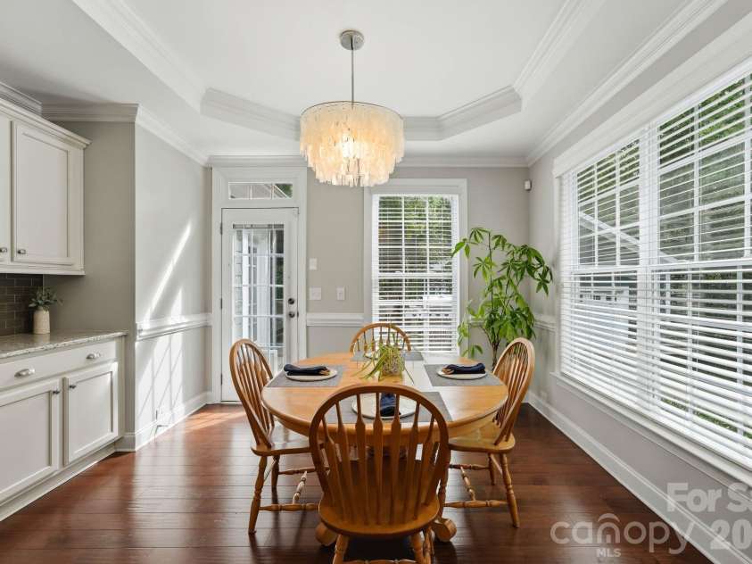 18609 Boulder Rock Loop, Davidson, NC 28036.  MLS# CAR4411962, YatesRealty ID 42335. Open kitchen and breakfast area with built-in cabinetry and access to the rear deck.