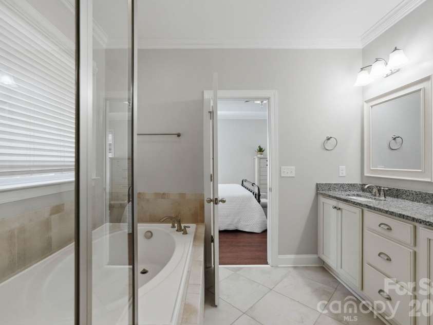 18609 Boulder Rock Loop, Davidson, NC 28036.  MLS# CAR4411962, YatesRealty ID 42335. Spacious primary bath with dual vanities and a separate soaking tub and shower.