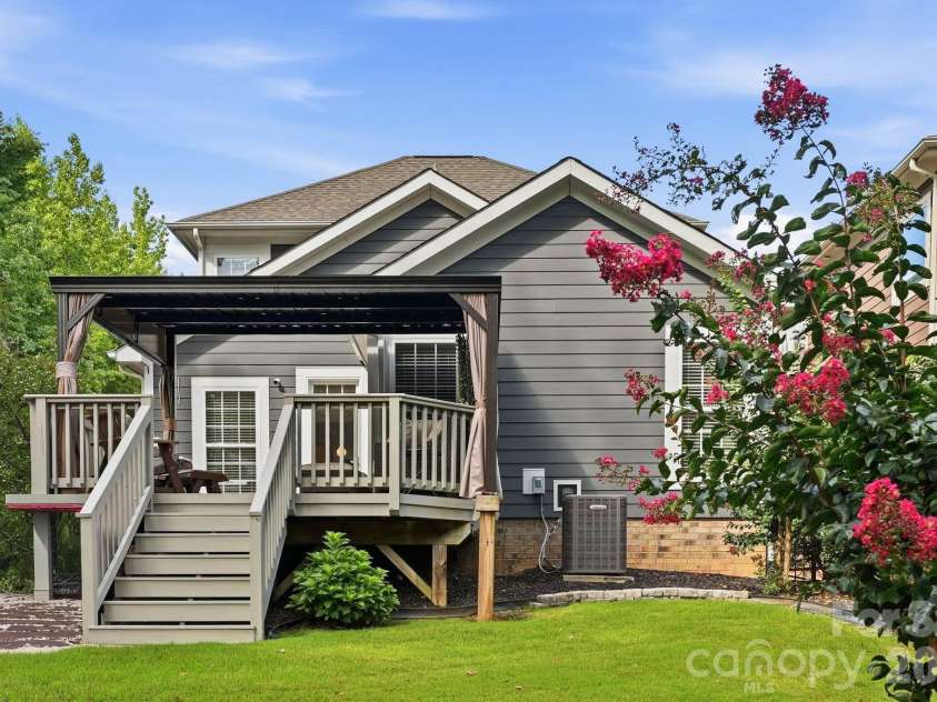 18609 Boulder Rock Loop, Davidson, NC 28036.  MLS# CAR4411962, YatesRealty ID 42335. The vibrant green lawn provides a picturesque backdrop for the home’s spacious rear deck.