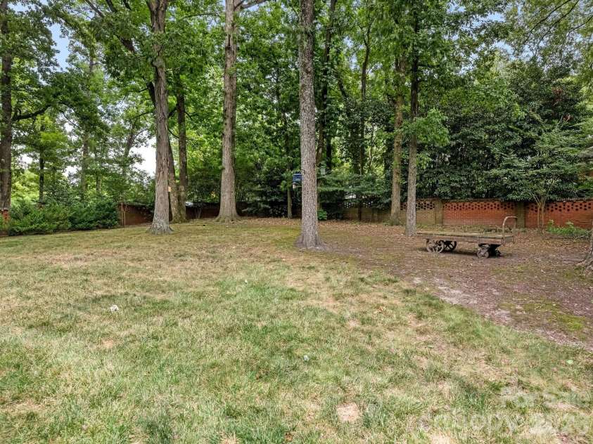 2652 Knollwood Road, Charlotte, NC 28211.  MLS# CAR4406724, YatesRealty ID 42337. Backyard