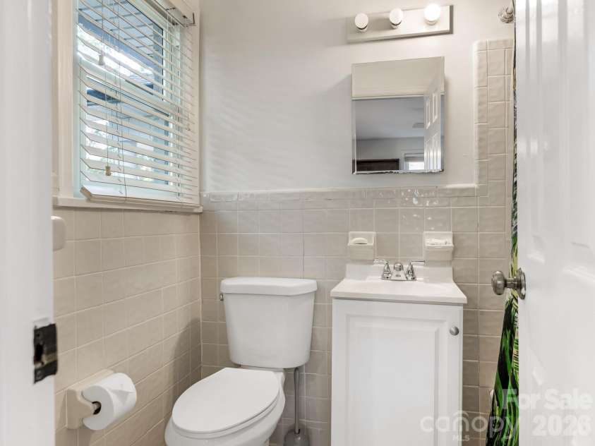 2652 Knollwood Road, Charlotte, NC 28211.  MLS# CAR4406724, YatesRealty ID 42337. Ensuite Bath