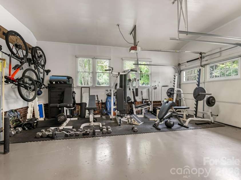 2652 Knollwood Road, Charlotte, NC 28211.  MLS# CAR4406724, YatesRealty ID 42337. Garage