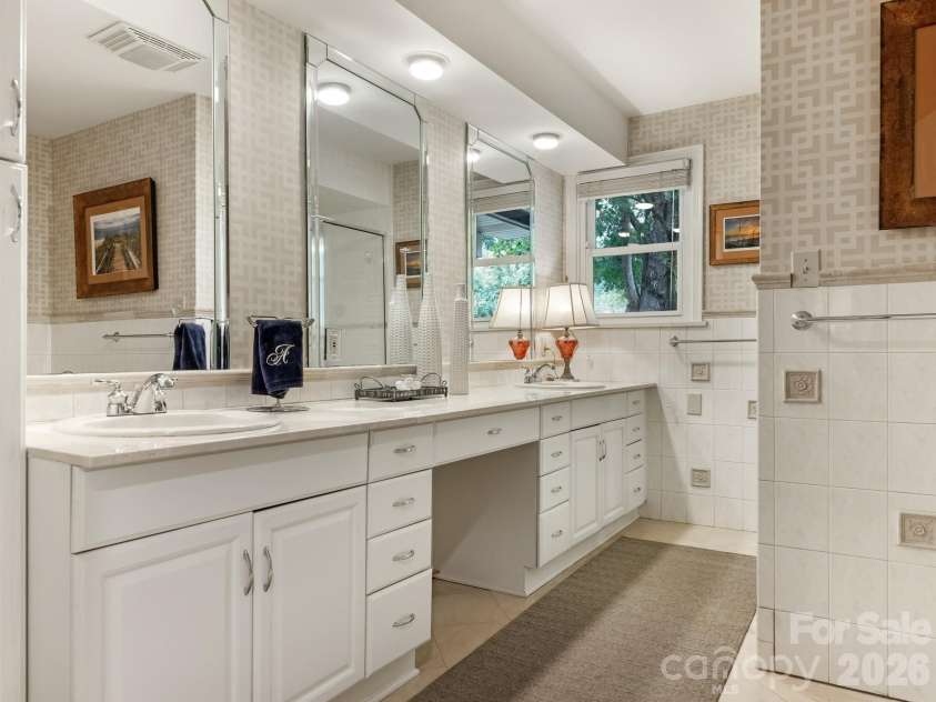 2652 Knollwood Road, Charlotte, NC 28211.  MLS# CAR4406724, YatesRealty ID 42337. Hall Bath