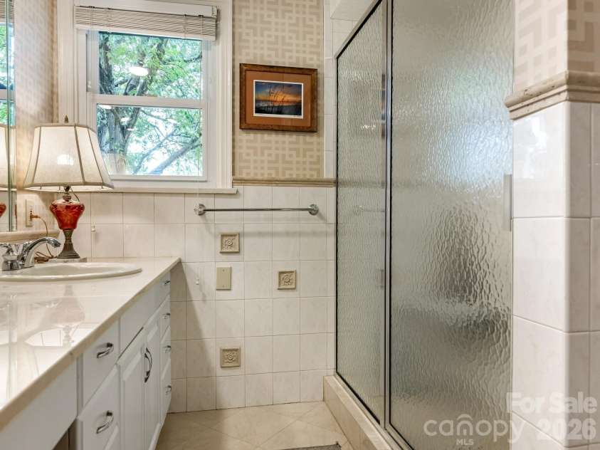 2652 Knollwood Road, Charlotte, NC 28211.  MLS# CAR4406724, YatesRealty ID 42337. Hall Bath