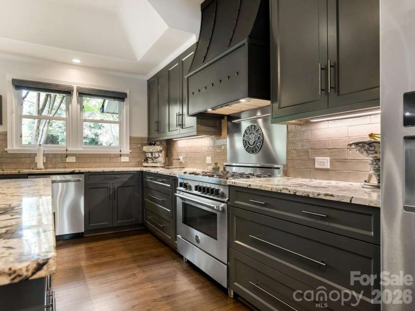 2652 Knollwood Road, Charlotte, NC 28211.  MLS# CAR4406724, YatesRealty ID 42337. Kitchen