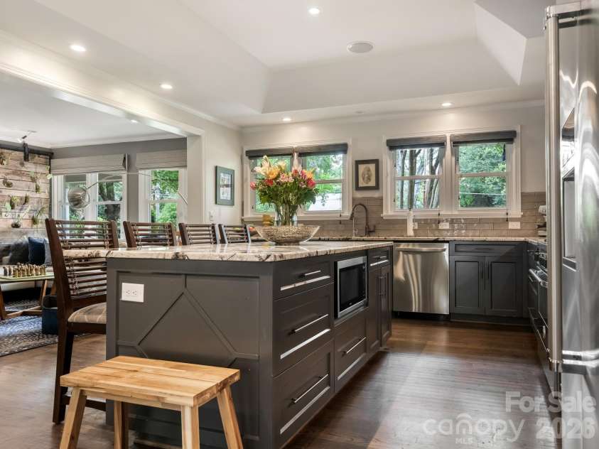 2652 Knollwood Road, Charlotte, NC 28211.  MLS# CAR4406724, YatesRealty ID 42337. Kitchen