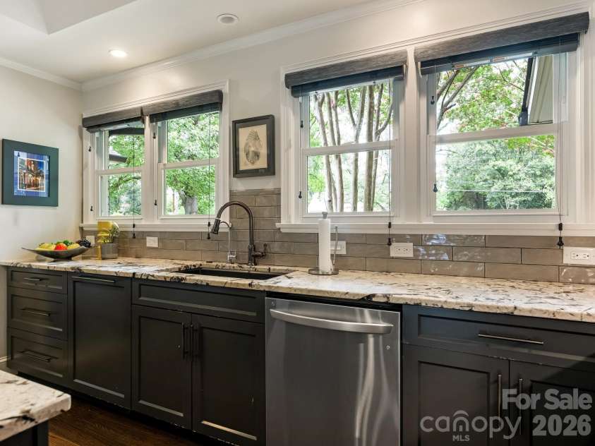 2652 Knollwood Road, Charlotte, NC 28211.  MLS# CAR4406724, YatesRealty ID 42337. Kitchen