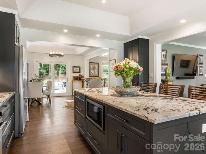 2652 Knollwood Road, Charlotte, NC 28211.  MLS# CAR4406724, YatesRealty ID 42337. Kitchen