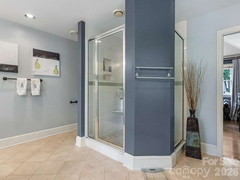 2652 Knollwood Road, Charlotte, NC 28211.  MLS# CAR4406724, YatesRealty ID 42337. Primary Bath