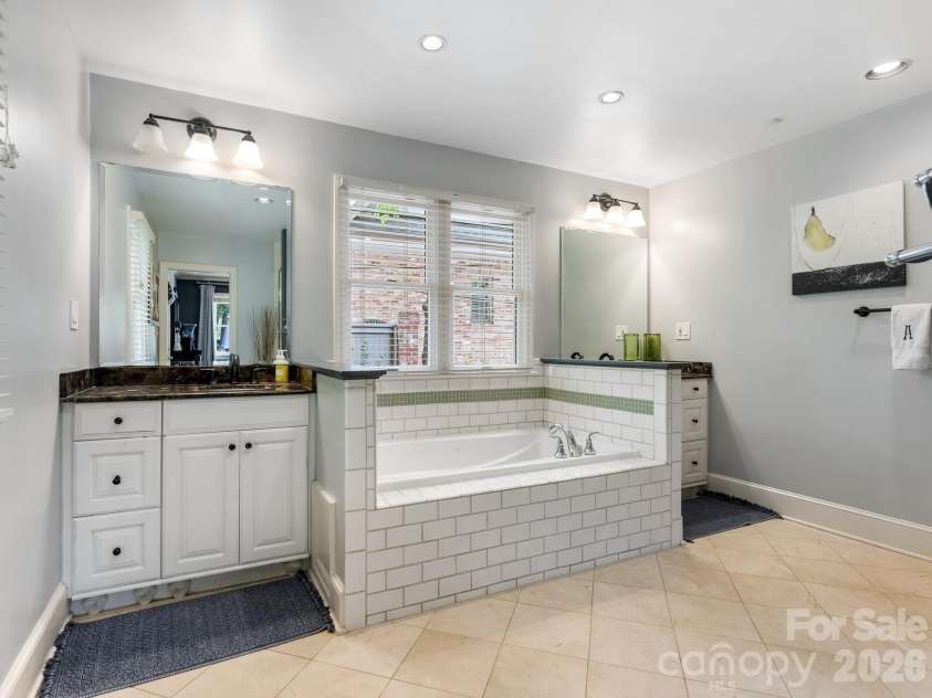 2652 Knollwood Road, Charlotte, NC 28211.  MLS# CAR4406724, YatesRealty ID 42337. Primary Bathroom