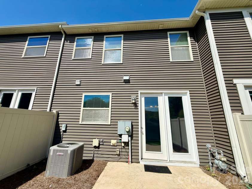 5658 Stonewells Drive, Charlotte, NC 28278.  MLS# CAR4412440, YatesRealty ID 42338. 