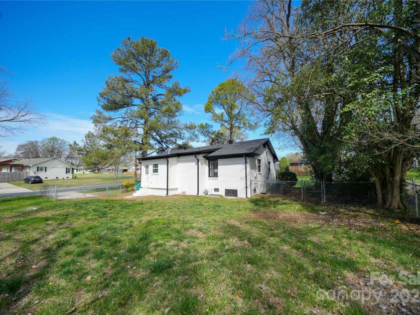 1233 Rollingwood Drive, Charlotte, NC 28217.  MLS# CAR4214168, YatesRealty ID 4234. 