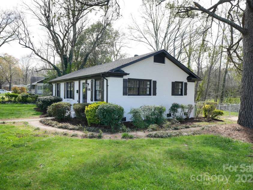 1233 Rollingwood Drive, Charlotte, NC 28217.  MLS# CAR4214168, YatesRealty ID 4234. 