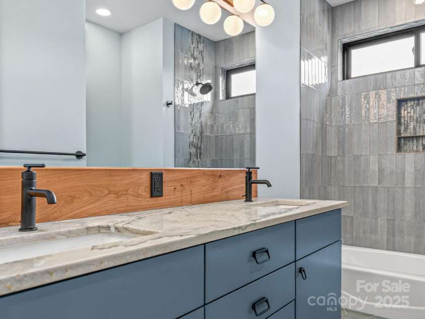 165 Abundance Run, Asheville, NC 28805.  MLS# CAR4331047, YatesRealty ID 4234. 