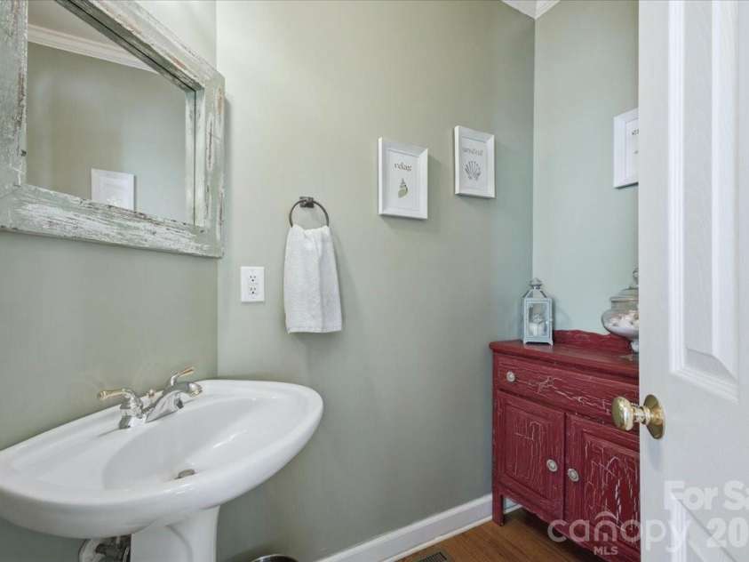 3425 Savannah Hills Drive, Matthews, NC 28105.  MLS# CAR4407068, YatesRealty ID 42341. 