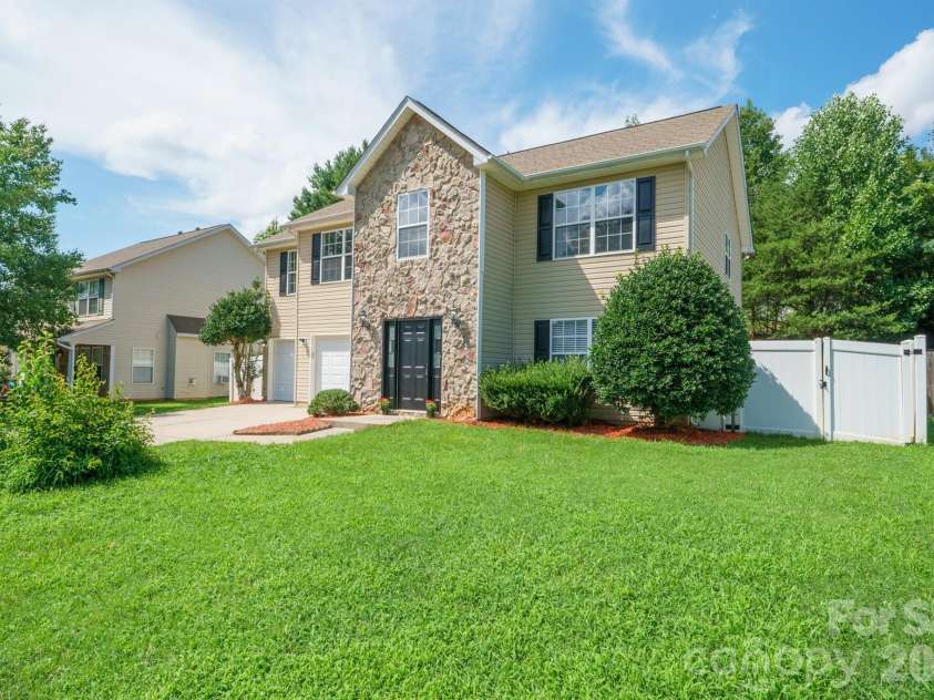 2646 Amber Crest Drive, Gastonia, NC 28052.  MLS# CAR4412046, YatesRealty ID 42345. 