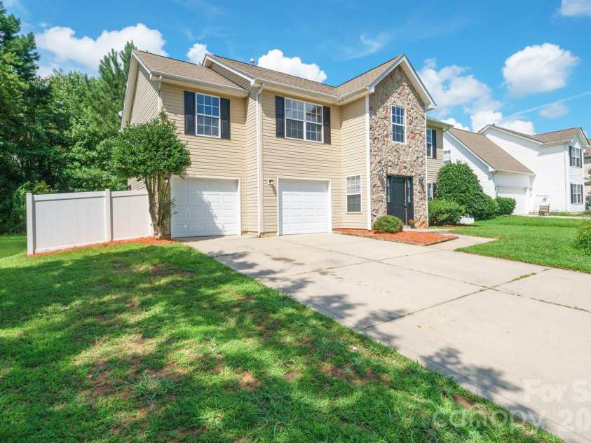 2646 Amber Crest Drive, Gastonia, NC 28052.  MLS# CAR4412046, YatesRealty ID 42345. 
