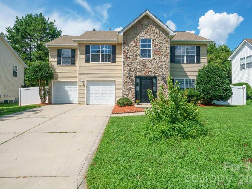 2646 Amber Crest Drive, Gastonia, NC 28052.  MLS# CAR4412046, YatesRealty ID 42345. 